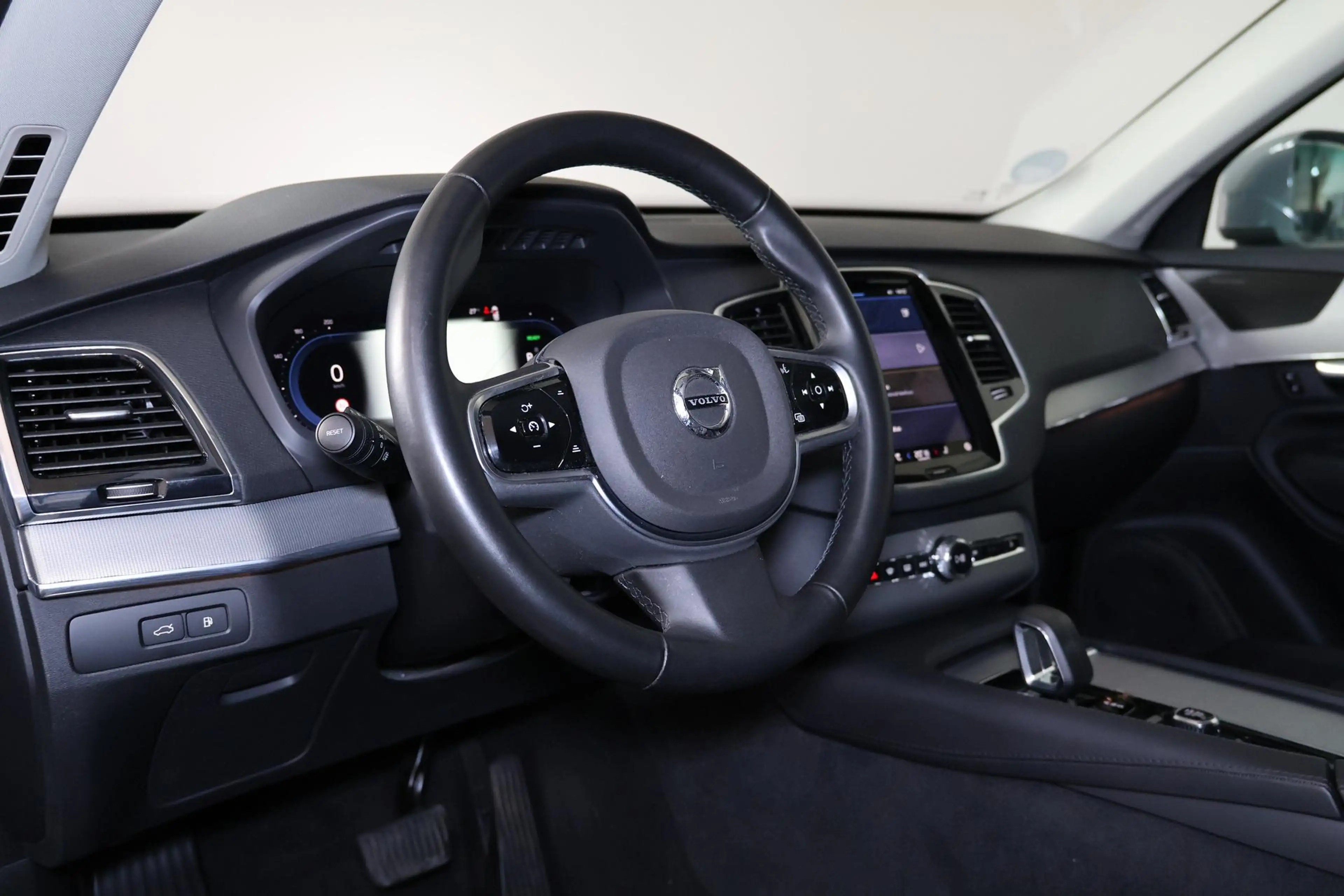 Volvo XC90 T8 Recharge AWD Core Bright - IntelliSafe Assist & — photo 13
