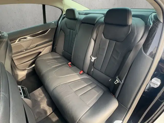 BMW 7 Series view 13