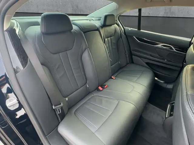 BMW 7 Series view 12