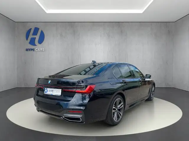 BMW 7 Series view 4