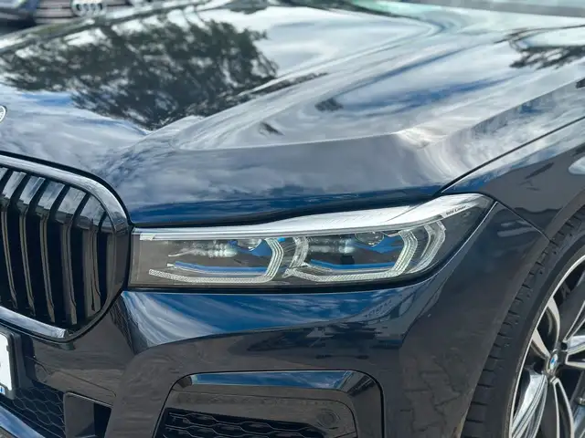 BMW 7 Series view 9