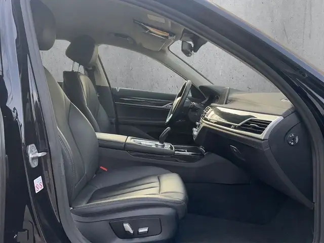 BMW 7 Series view 15