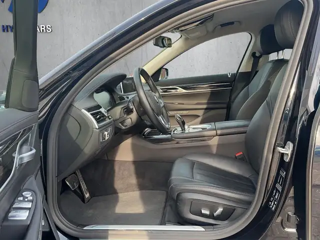 BMW 7 Series view 11
