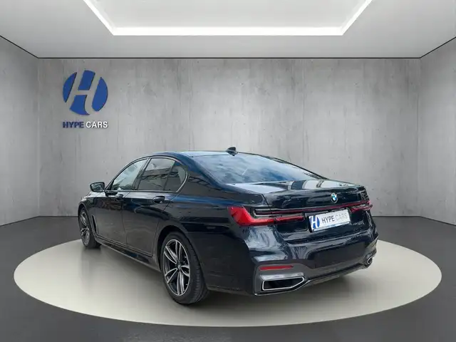 BMW 7 Series view 5