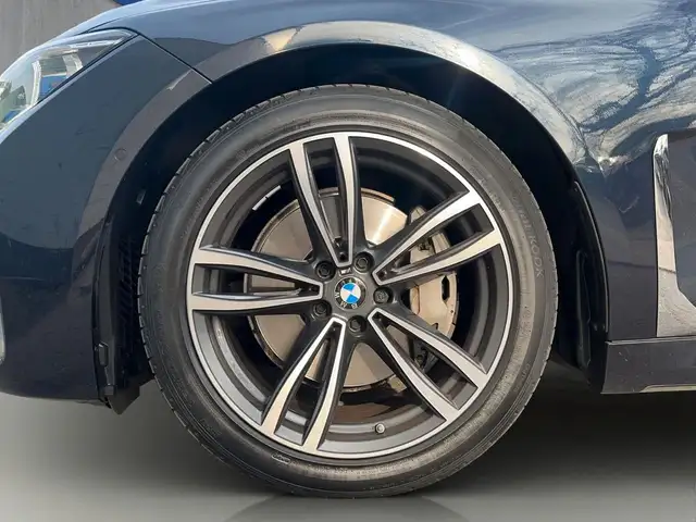BMW 7 Series view 10