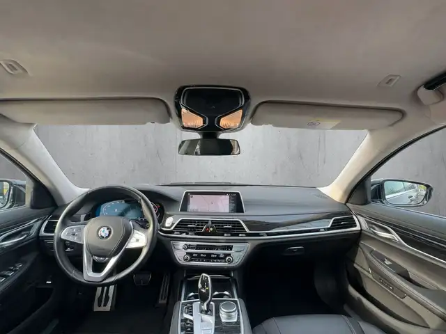 BMW 7 Series view 14