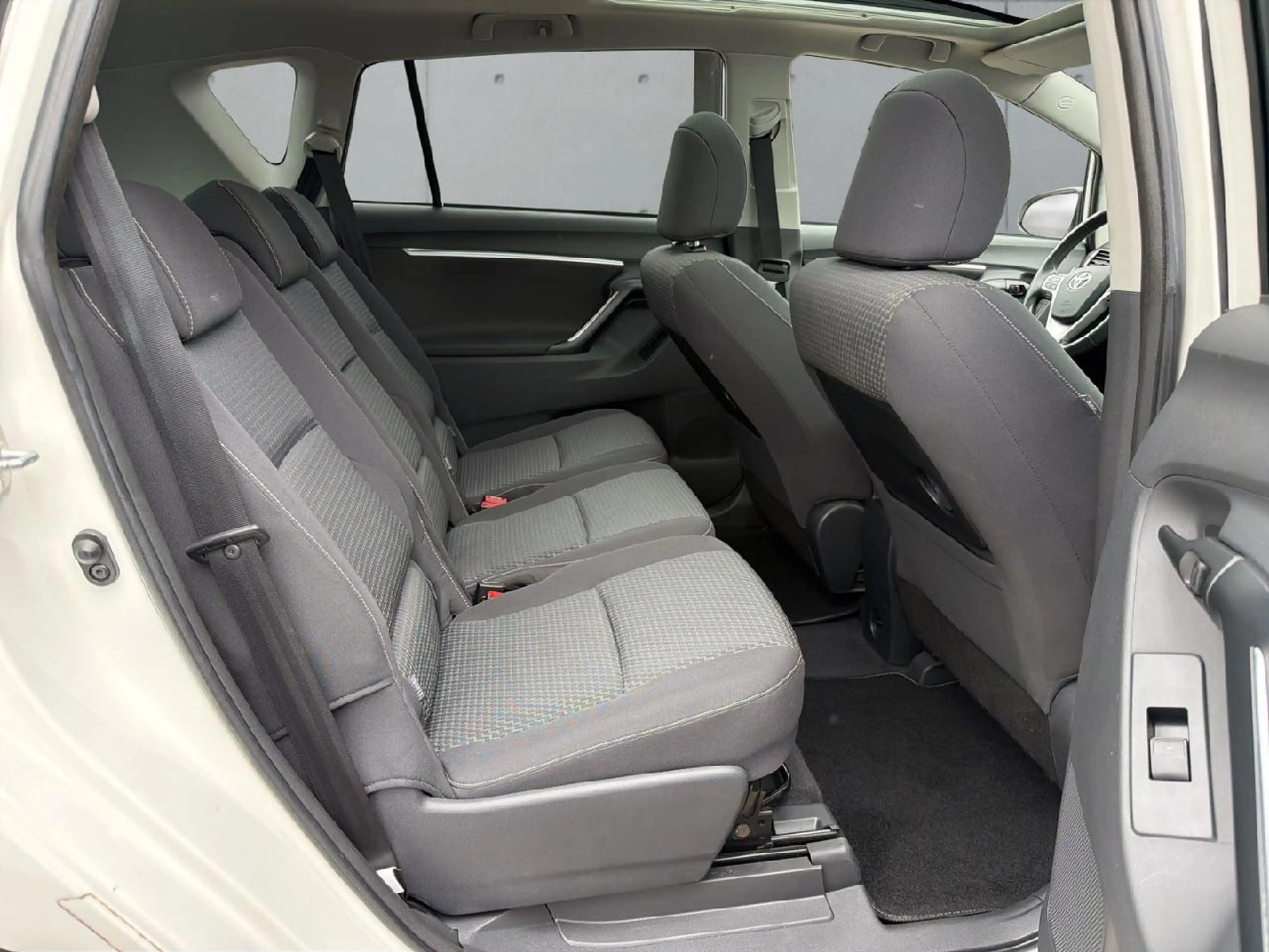 Toyota Verso SkyView Edition — photo 11