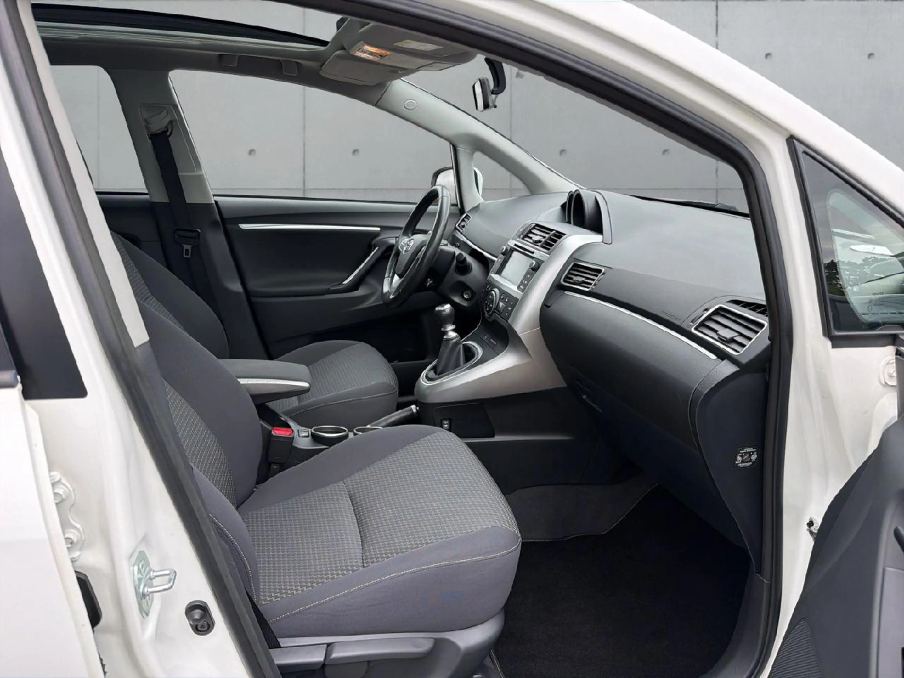 Toyota Verso SkyView Edition — photo 10
