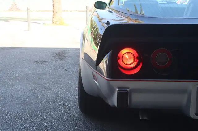 Chevrolet Corvette view 11