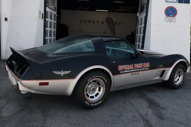 Chevrolet Corvette view 3