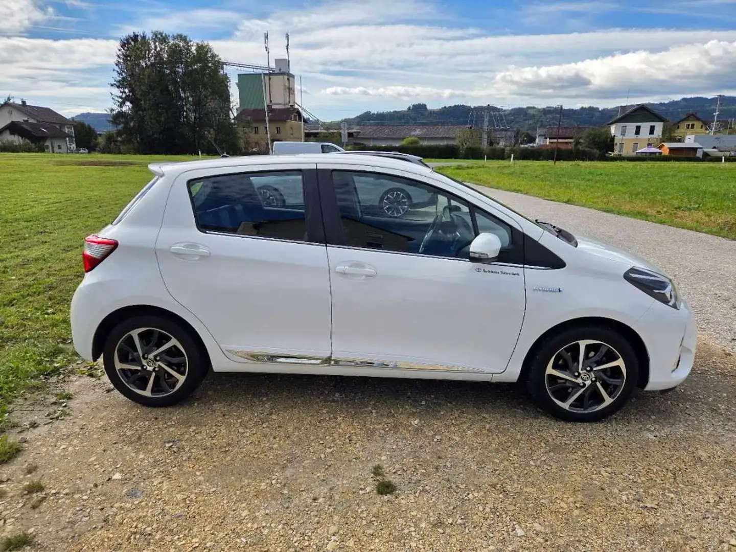 Toyota Yaris Yaris 1,5 VVT-i Hybrid Lounge Lounge Weiß - 1