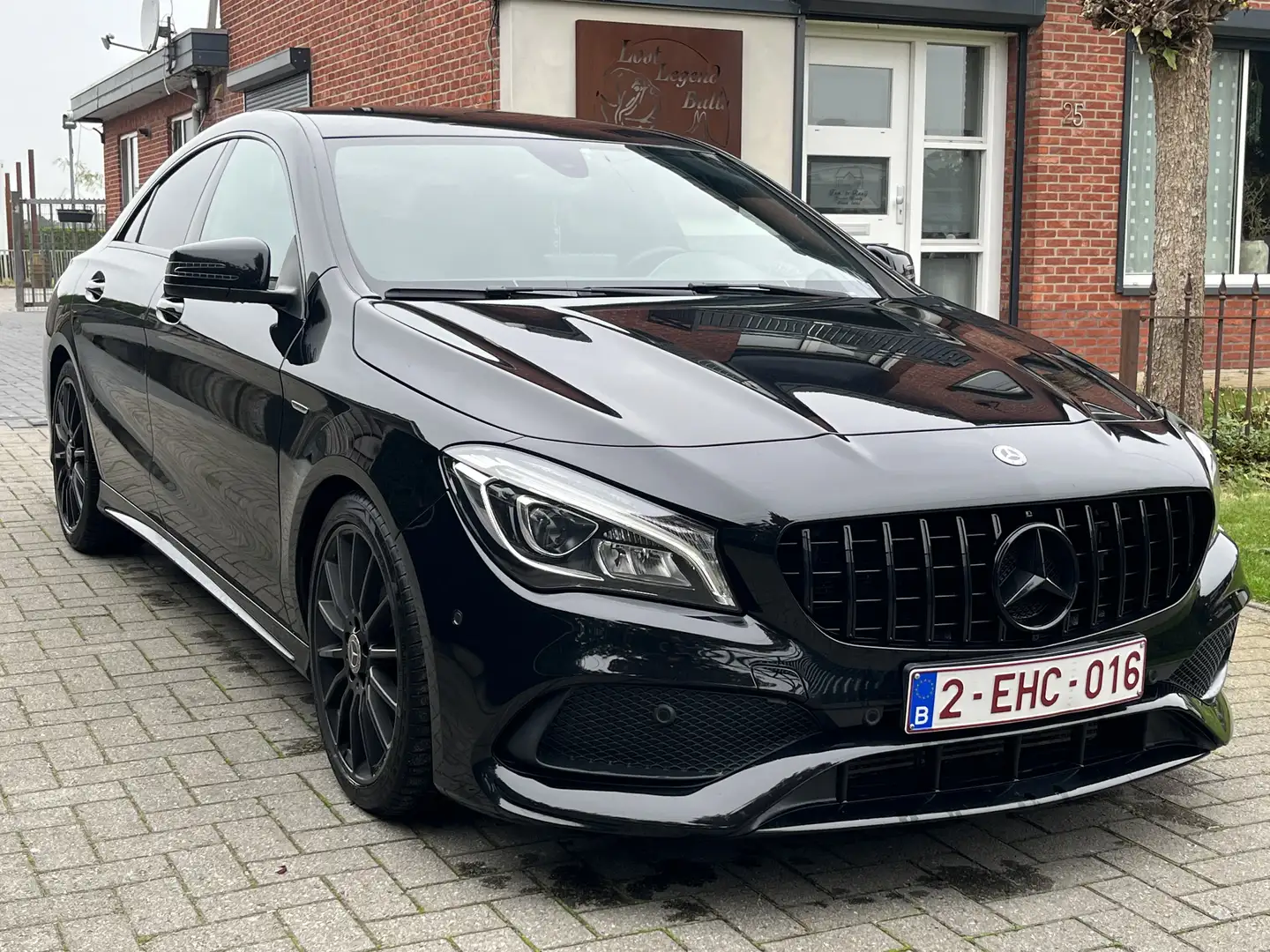 Mercedes-Benz CLA 200 Shooting Brake d 4Matic 7G-DCT AMG Line Zwart - 1