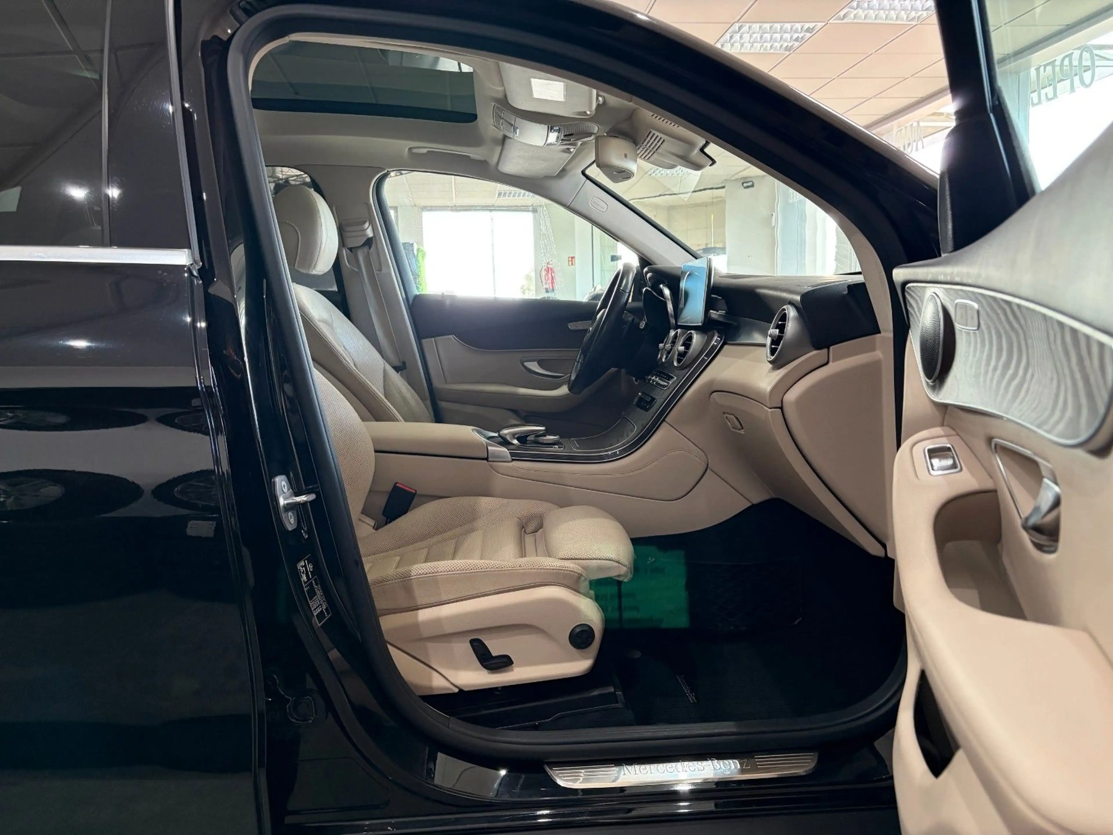 Mercedes-Benz GLC 250 GLC250*Exclusive*1Hand*Pano*AHK*Distro*Leder*ILS — photo 12