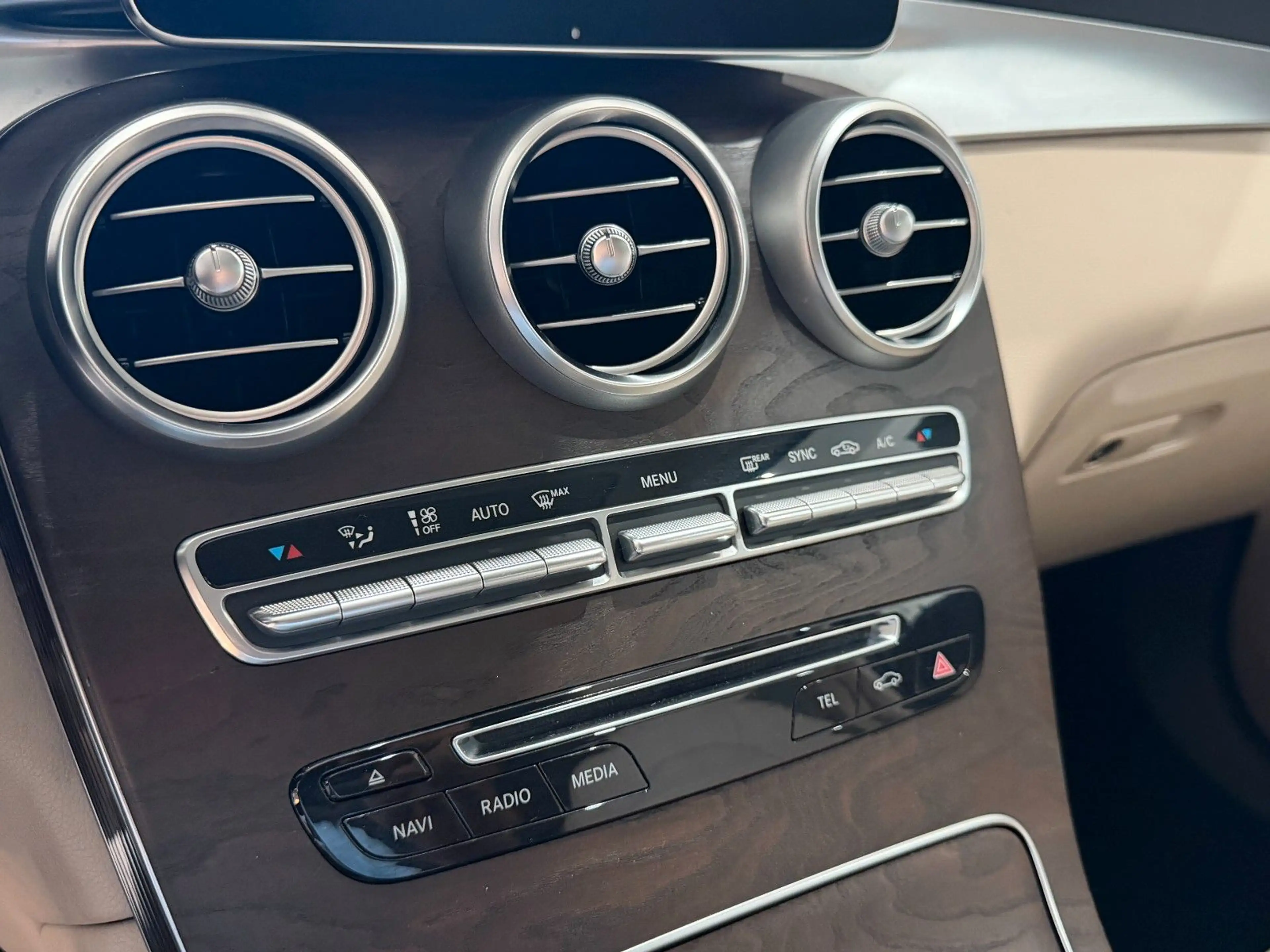 Mercedes-Benz GLC 250 GLC250*Exclusive*1Hand*Pano*AHK*Distro*Leder*ILS — photo 24