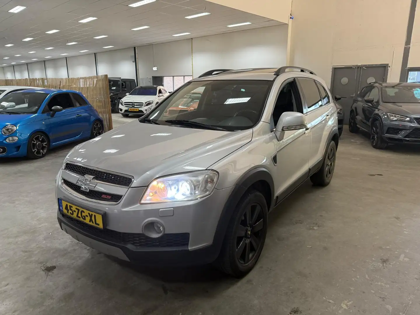 Chevrolet Captiva 3.2i Executive / AUTOMAAT / NAVI MULTIEMEDIA / RIJ Grijs - 2