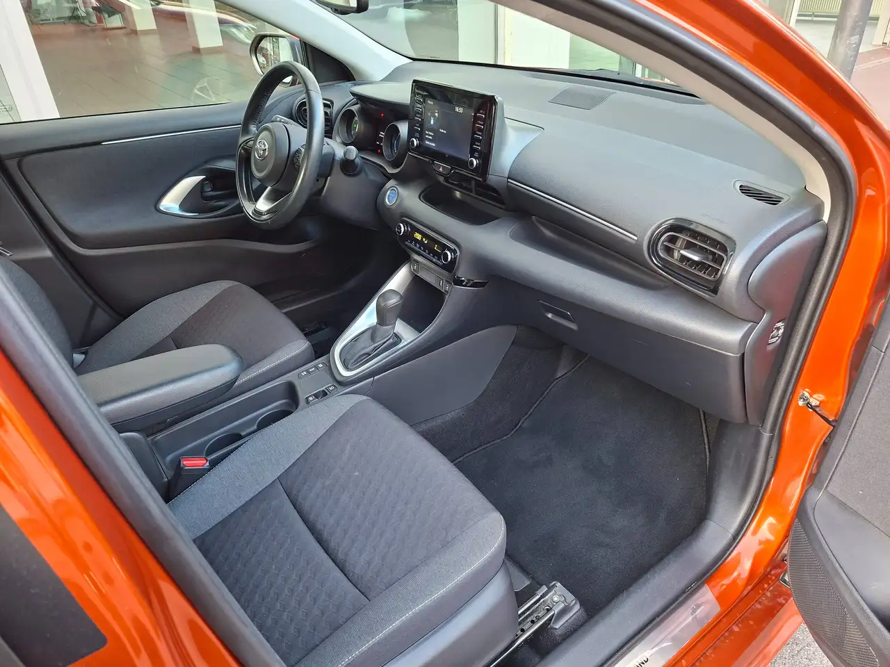 Toyota Yaris Hybrid Team D + Safety P.+ Comfort P.+ AHK, миниатюра 9
