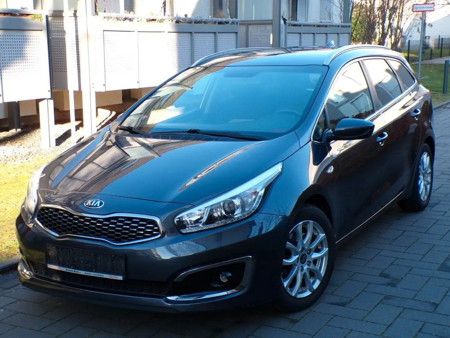Kia Ceed SW / cee'd SW cee'd 1.6 Dream Team/Navi/Kamera/Teilleder/Multi Grijs - 1