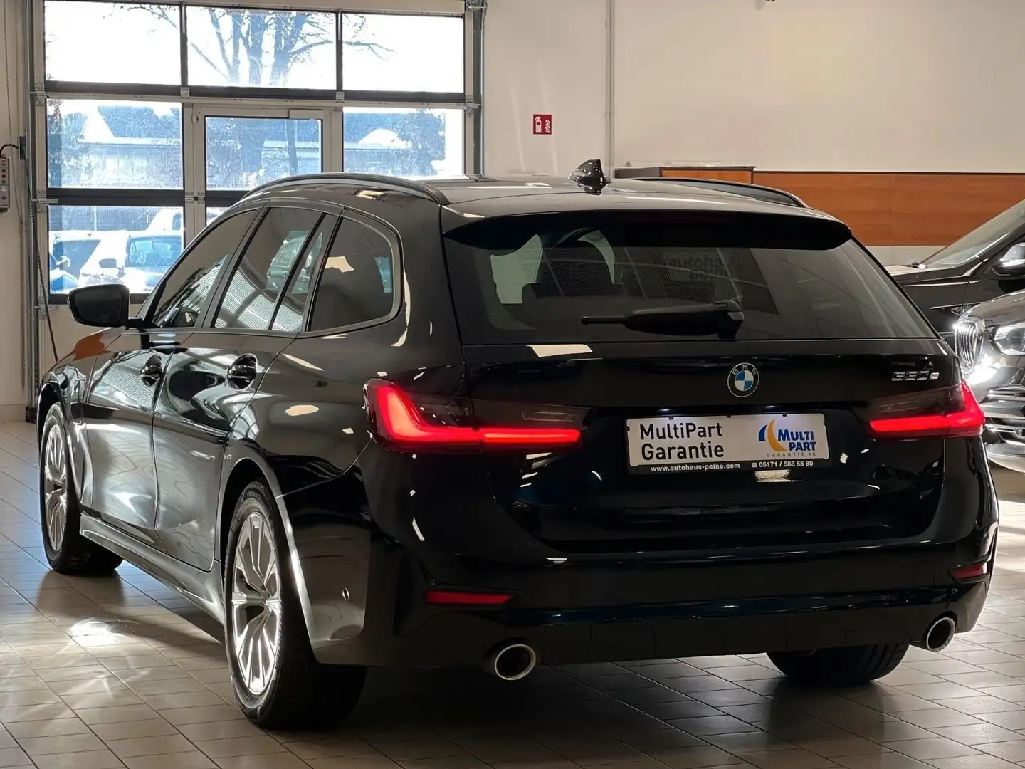 BMW 330 e Aut/LCProf/ParkSyst/AG+/LenkrHeiz/Hi-Fi Schwarz - 2
