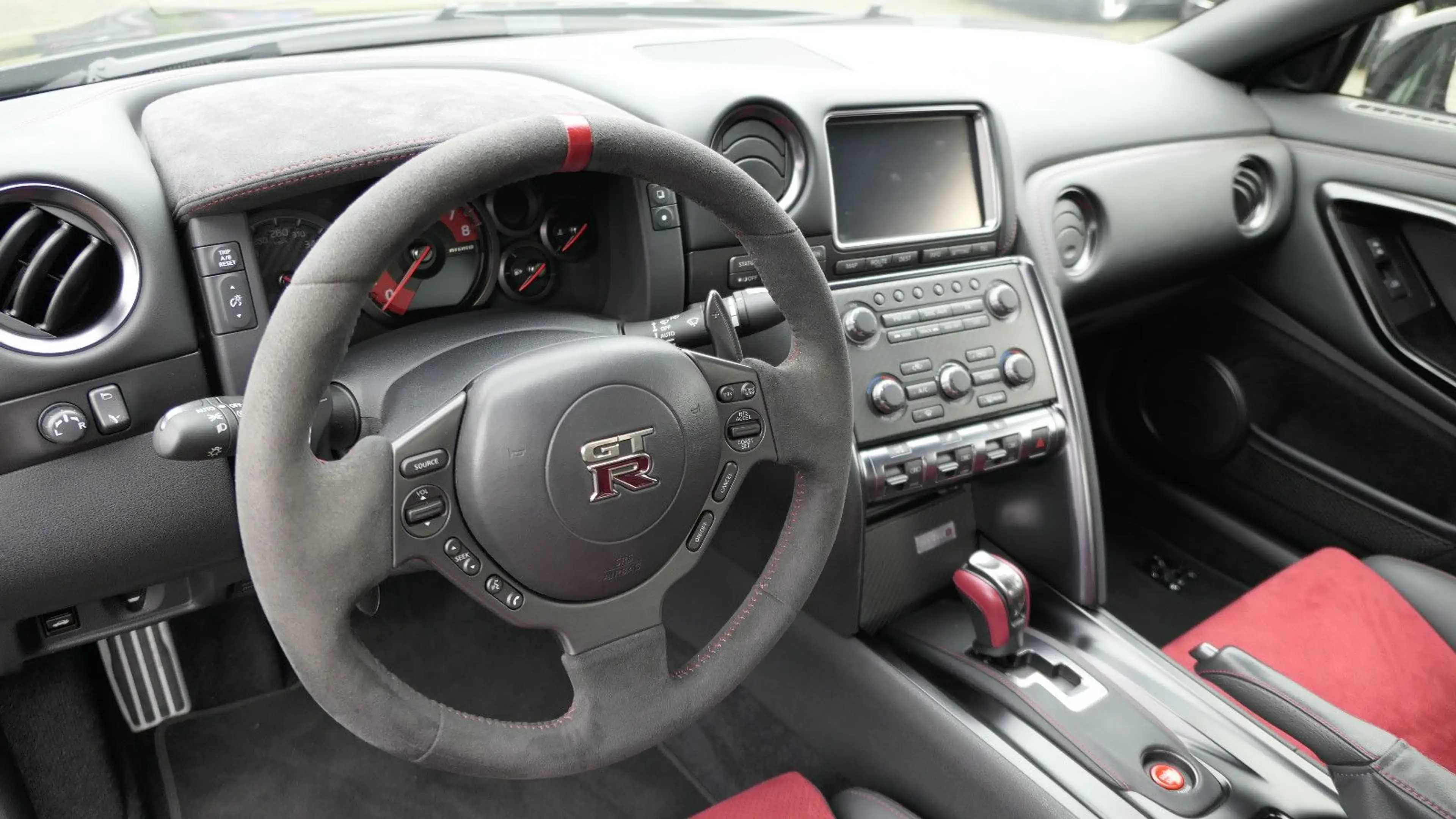Nissan GT-R Nismo — photo 14