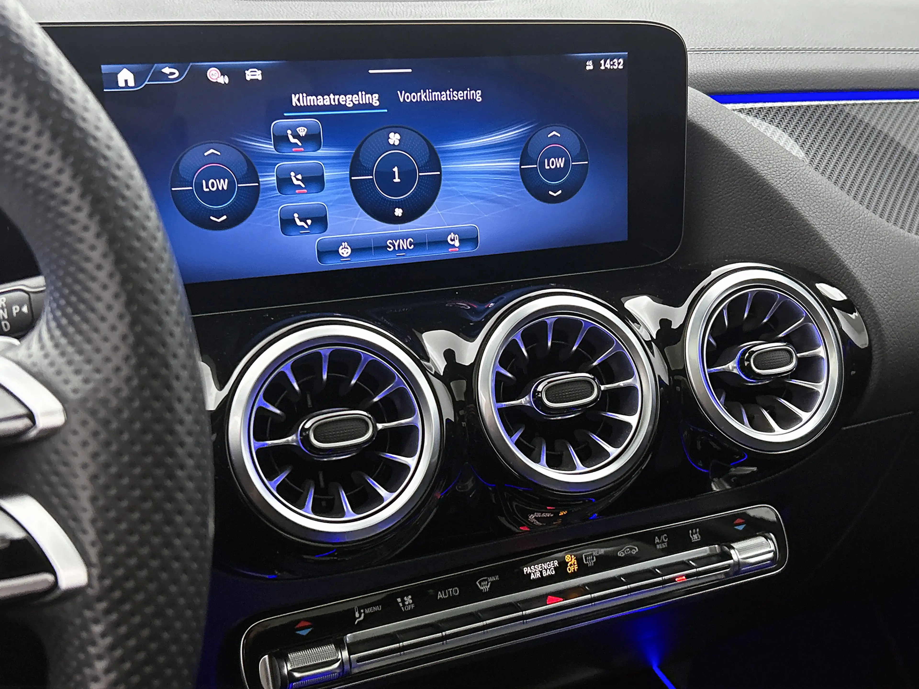 Mercedes-Benz GLA 250 e Star Edition AMG Line aug-26 | Panoramadak | 20 — photo 10