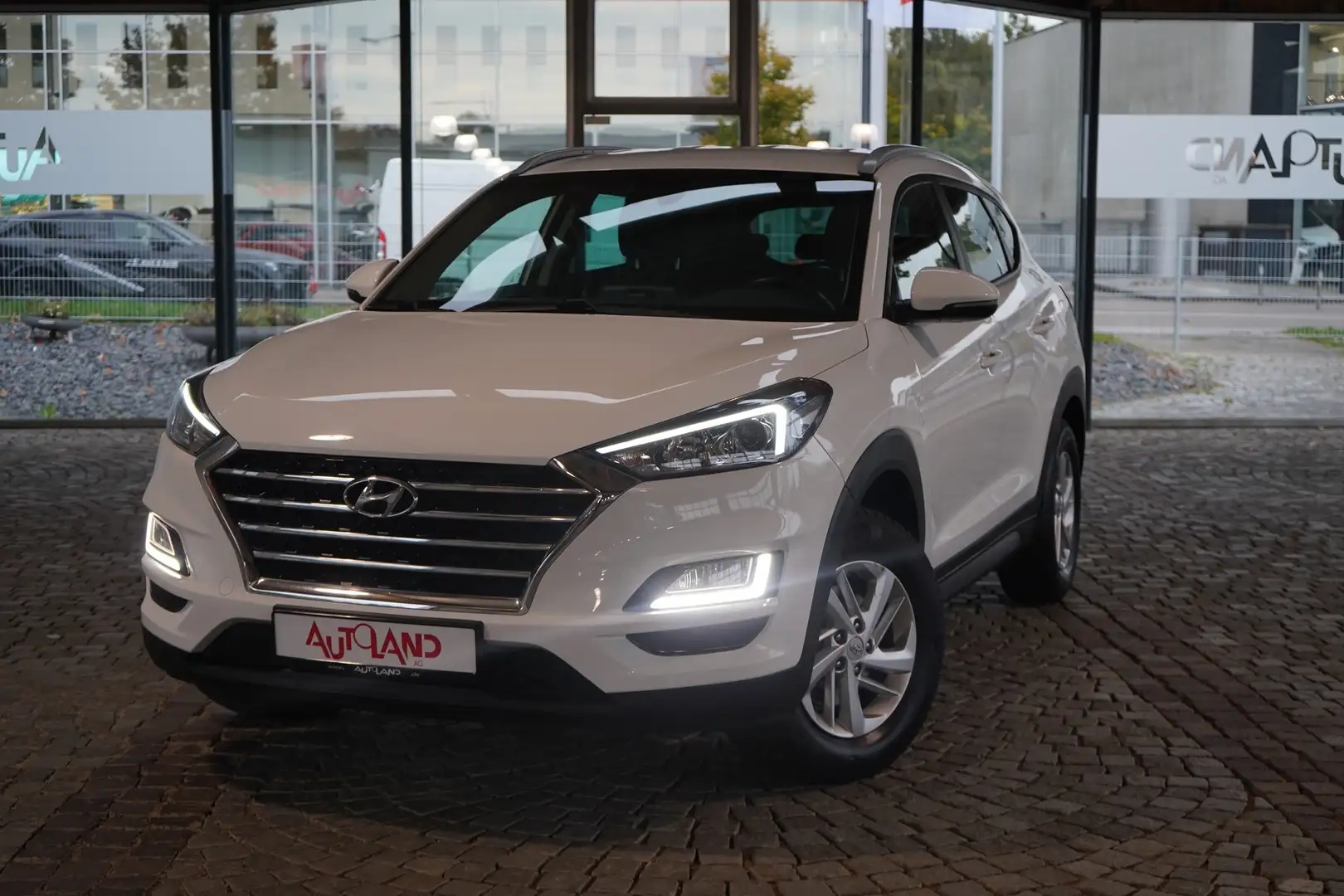 Hyundai TUCSON 2.0 AWD Fernlichtassistent Navi AHK 360° Weiß - 2