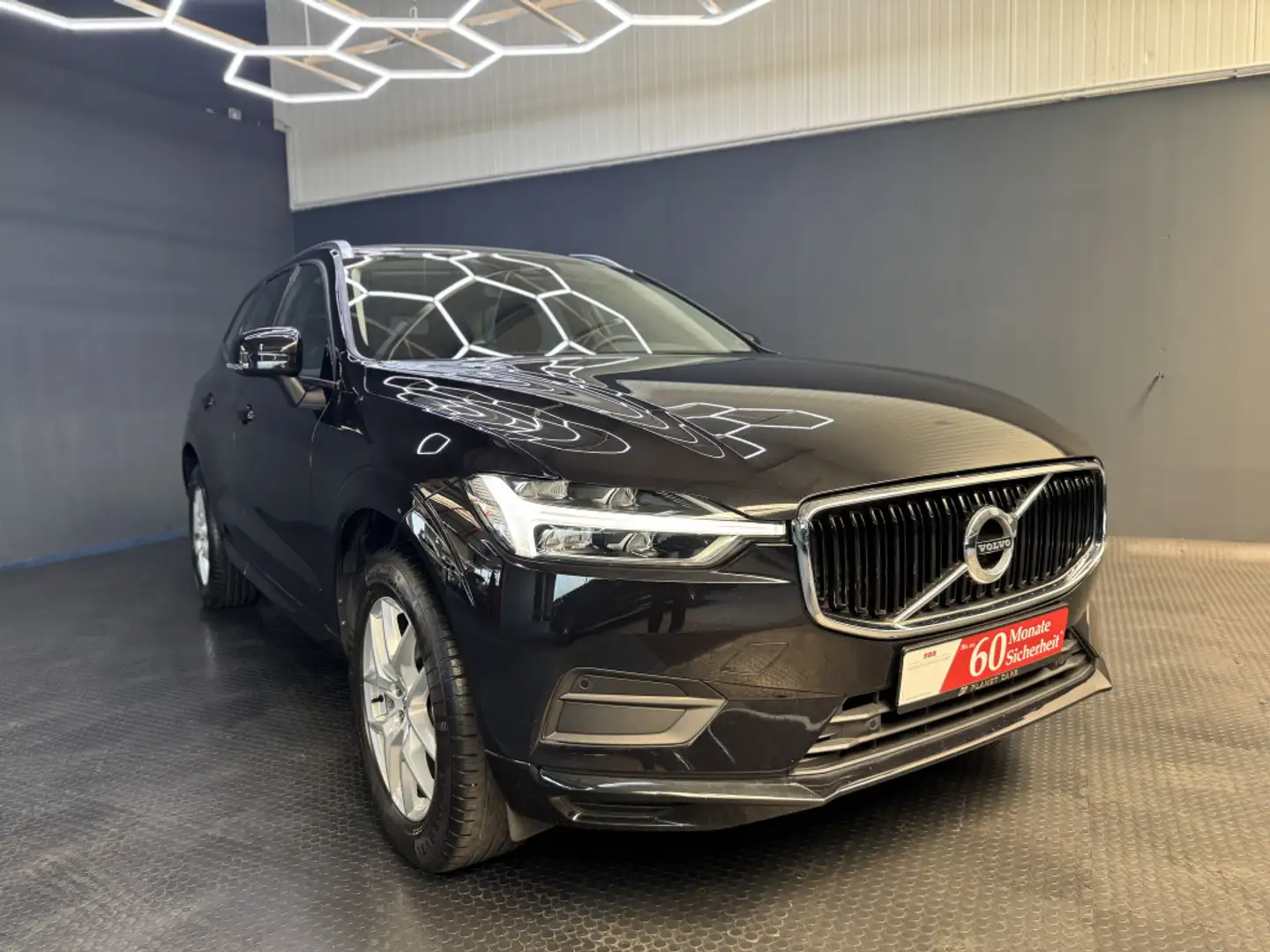 Volvo XC60 Momentum AWD*LED*PANO*CarPlay*4-Zonen*1Hand Zwart - 1