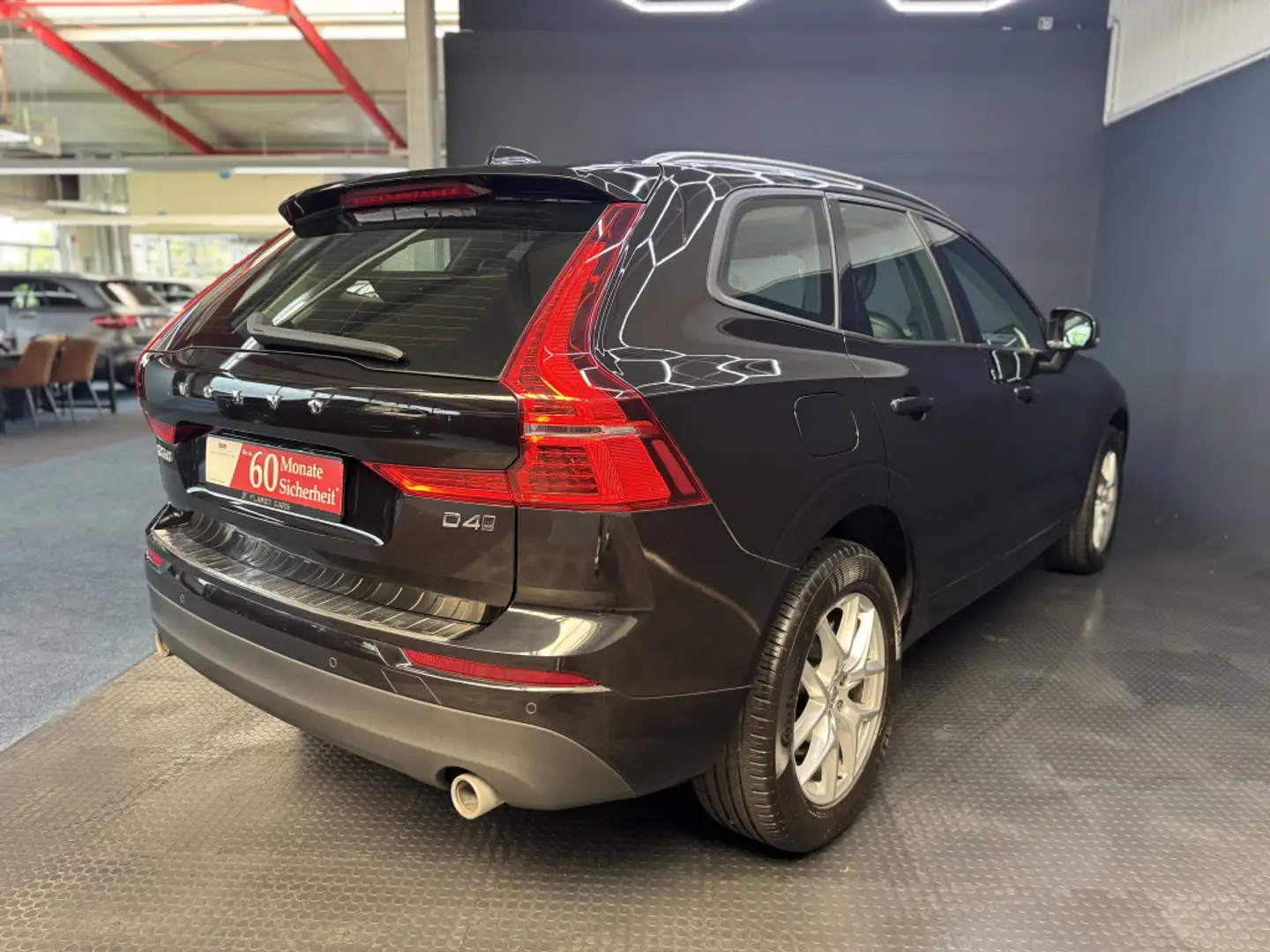 Volvo XC60 Momentum AWD*LED*PANO*CarPlay*4-Zonen*1Hand Zwart - 2