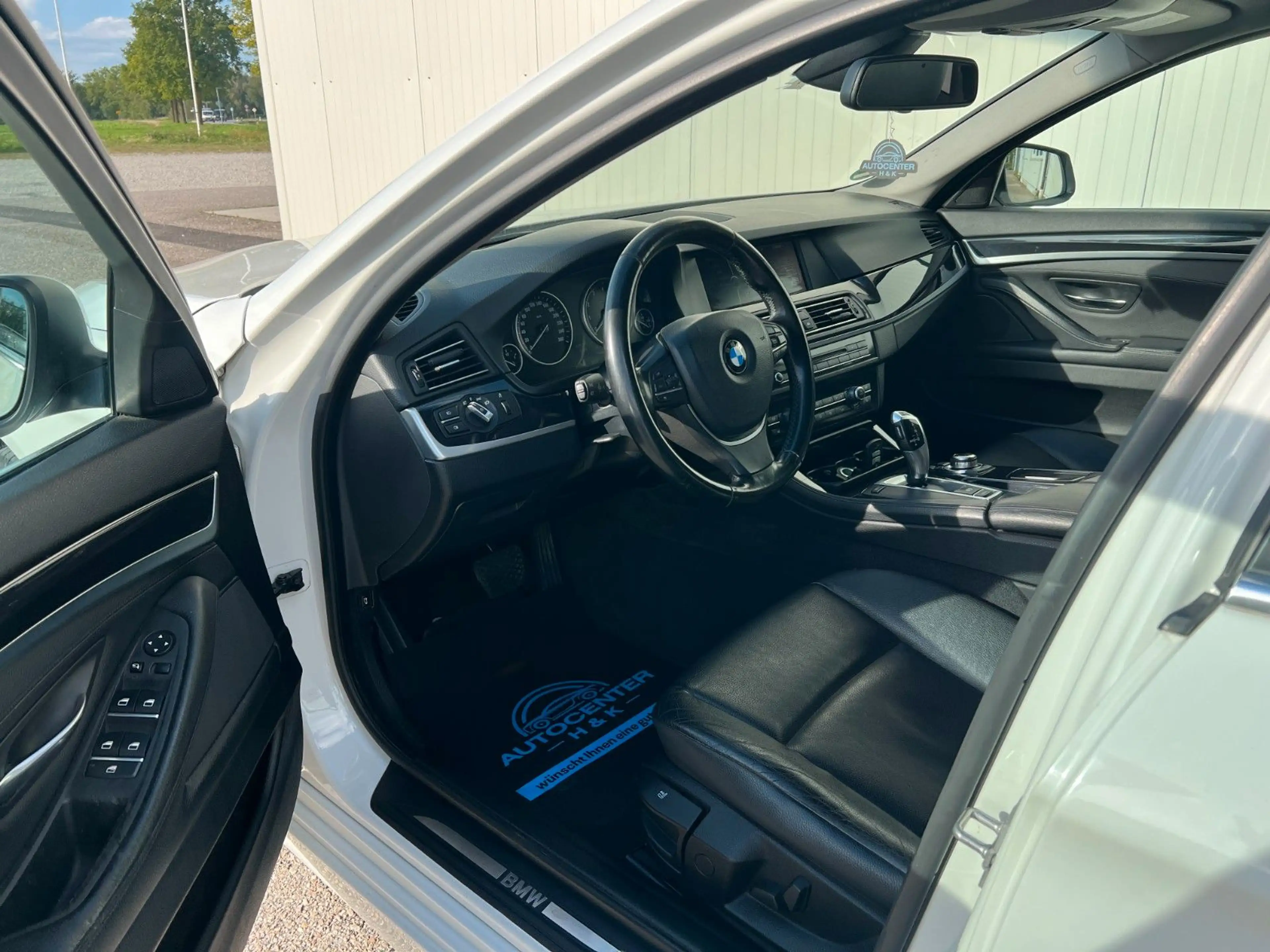 BMW 523 i Touring Aut. *XENON*NAVI*LEDER*PANO*AHK* — photo 11