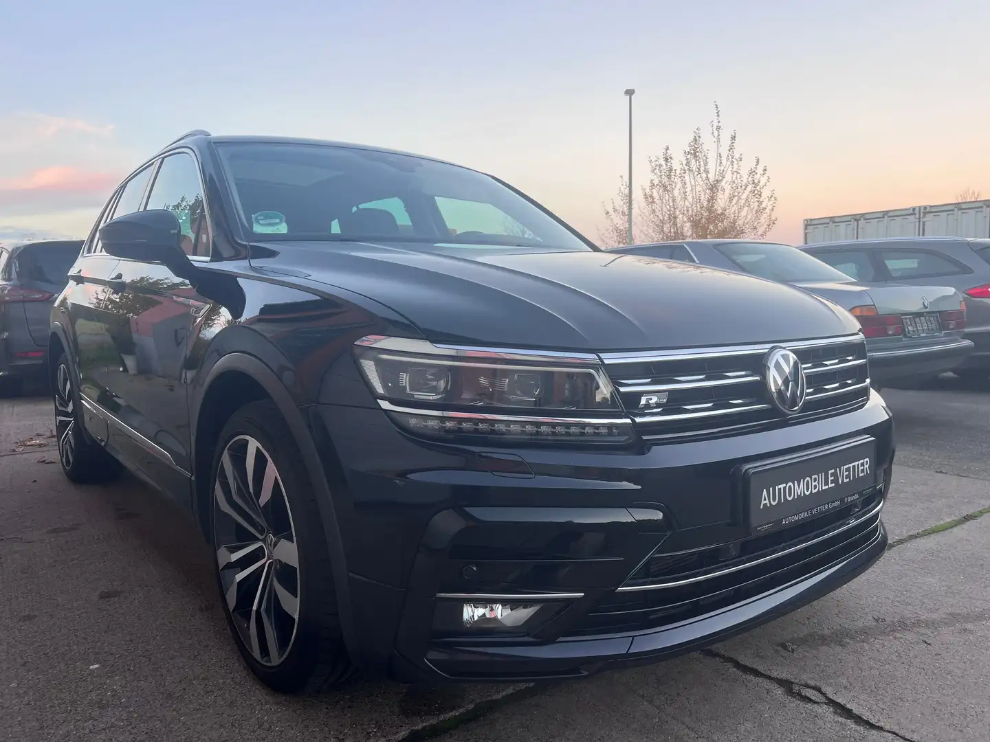 Volkswagen Tiguan Highline R-line BMT/Start-Stopp 4Motion Schwarz - 2