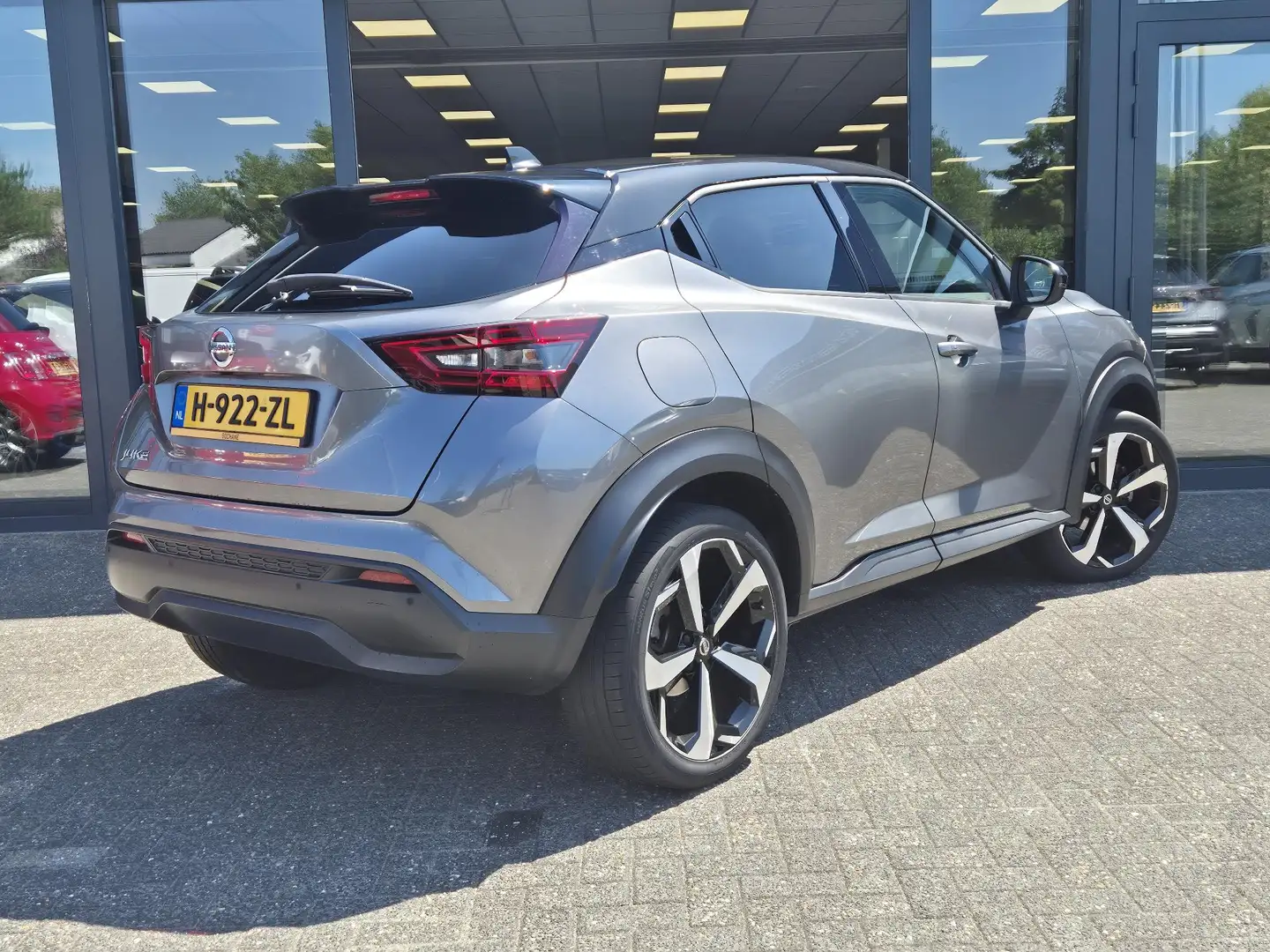 Nissan Juke 1.0 DIG-T Premiere Edition Grijs - 2