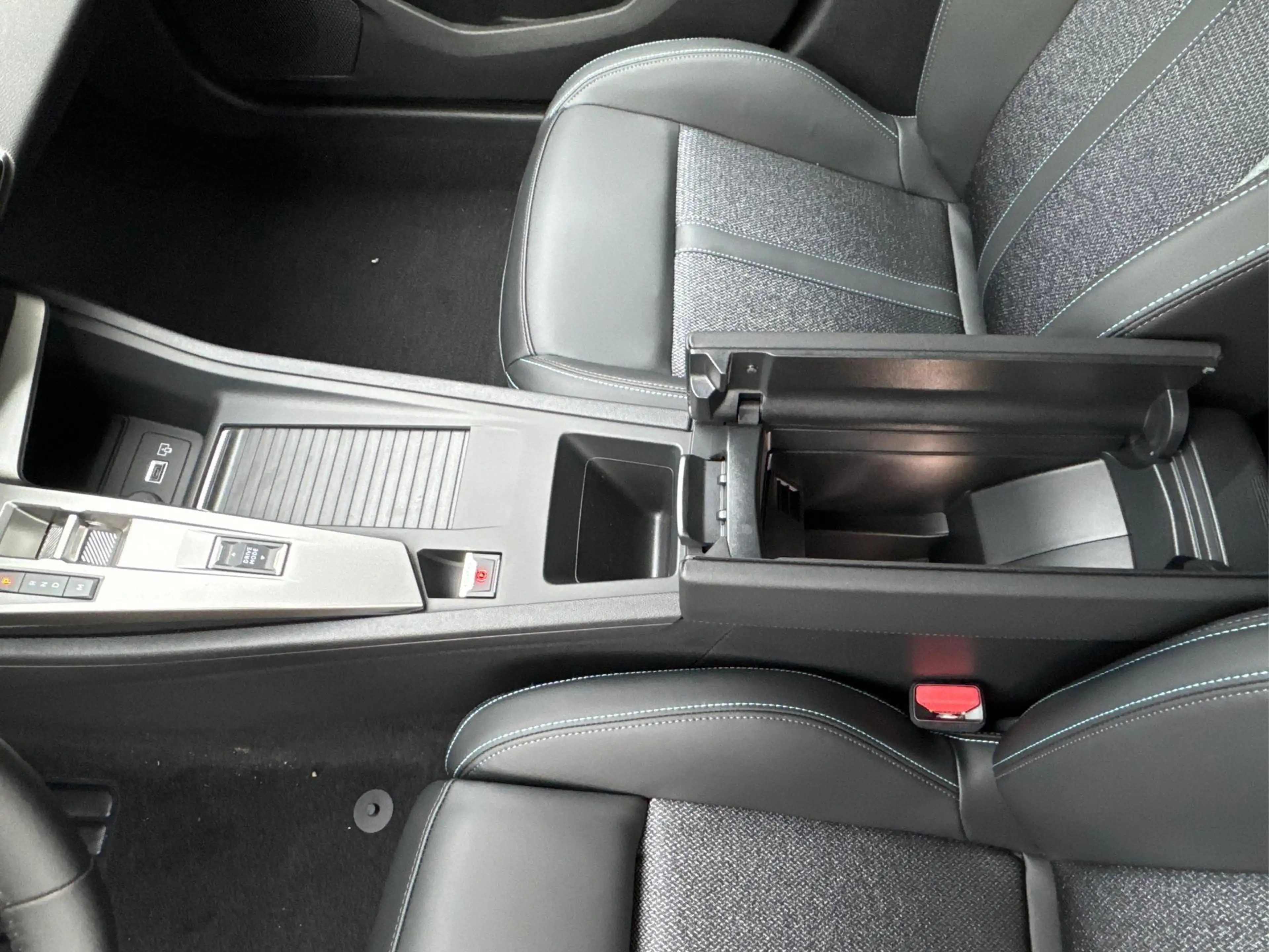Peugeot 308 Allure SHZ+KAMERA+NAVI+KEYLESS+ACC+17 LM 1.5 Bl... — photo 12