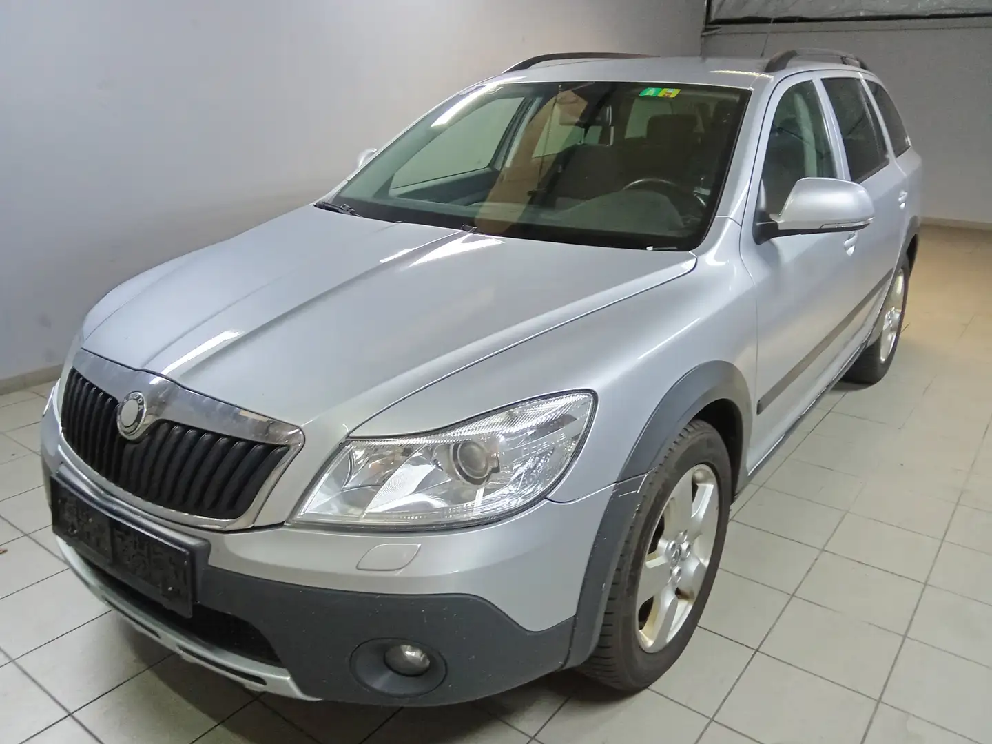 Skoda Octavia Scout 4X4 Silber - 1