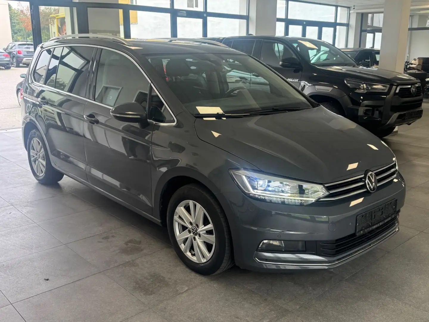 Volkswagen Touran 2.0 TDI Highline 7-Sitzer Gris - 2