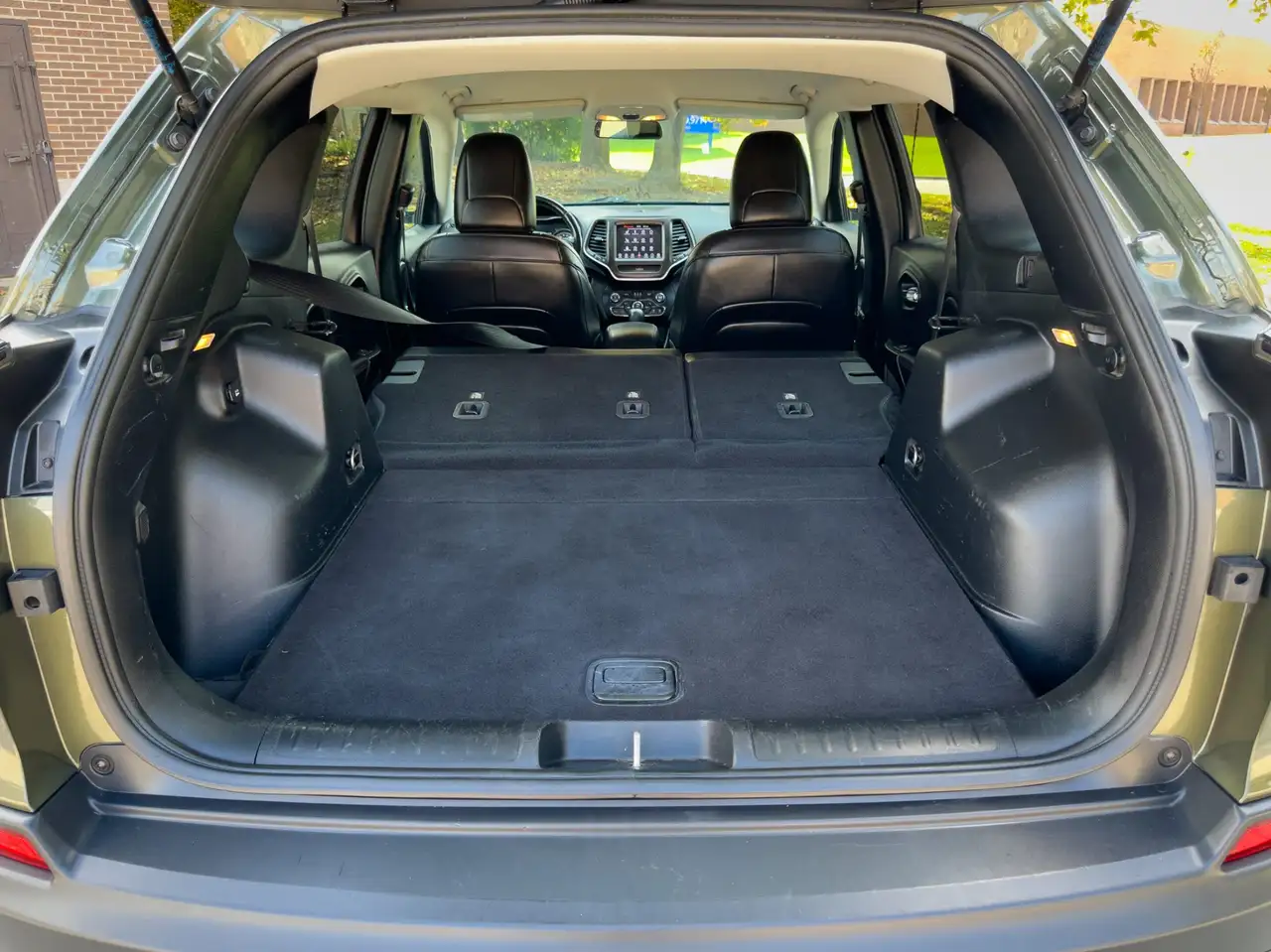 Jeep Cherokee снимка Jeep Cherokee