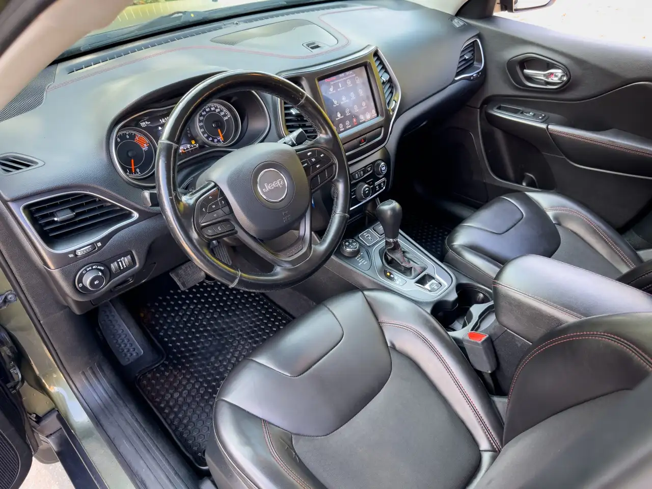 Jeep Cherokee снимка Jeep Cherokee