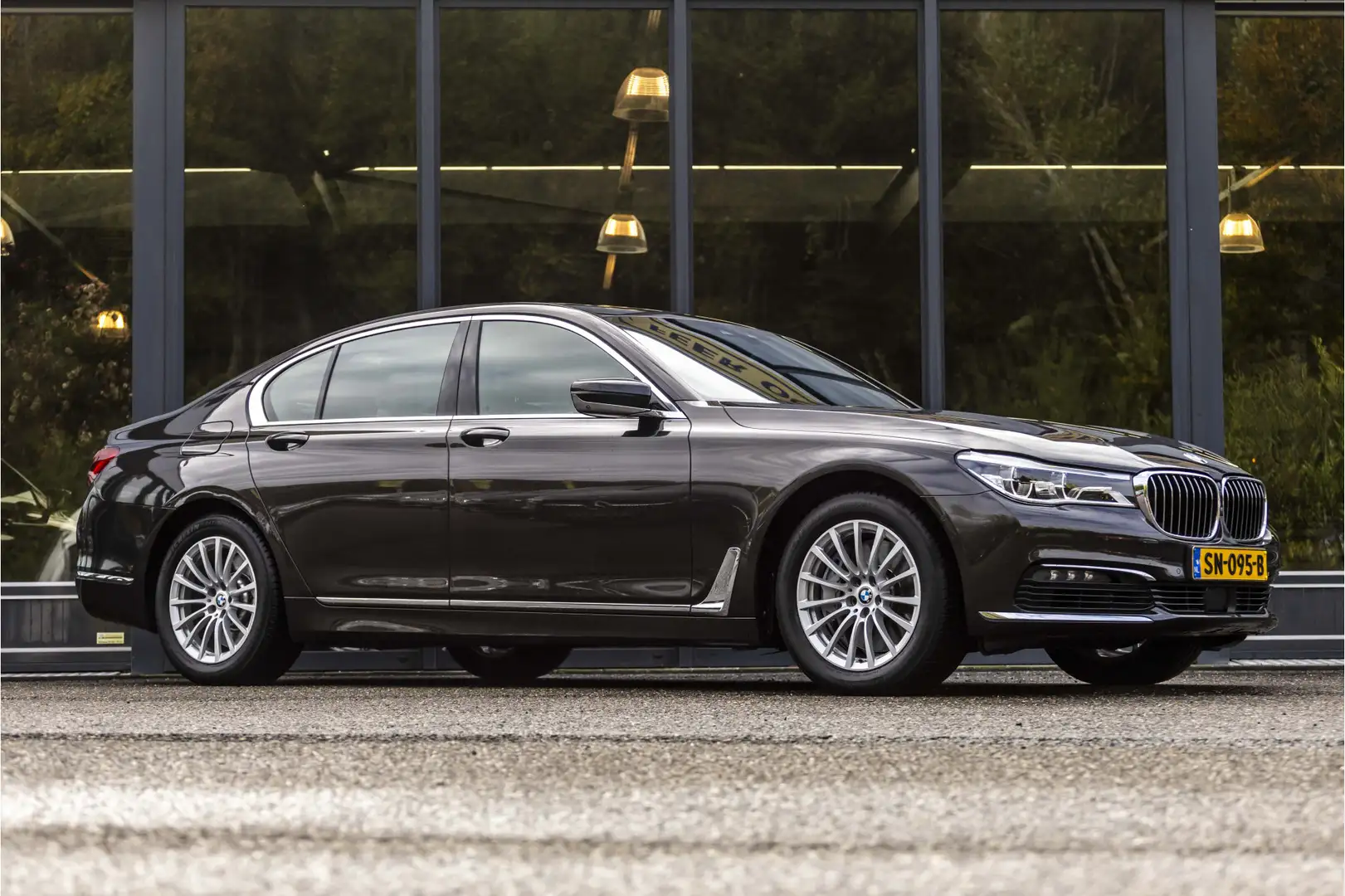 BMW 750 7-serie 750i xDrive High Executive Bruin - 1