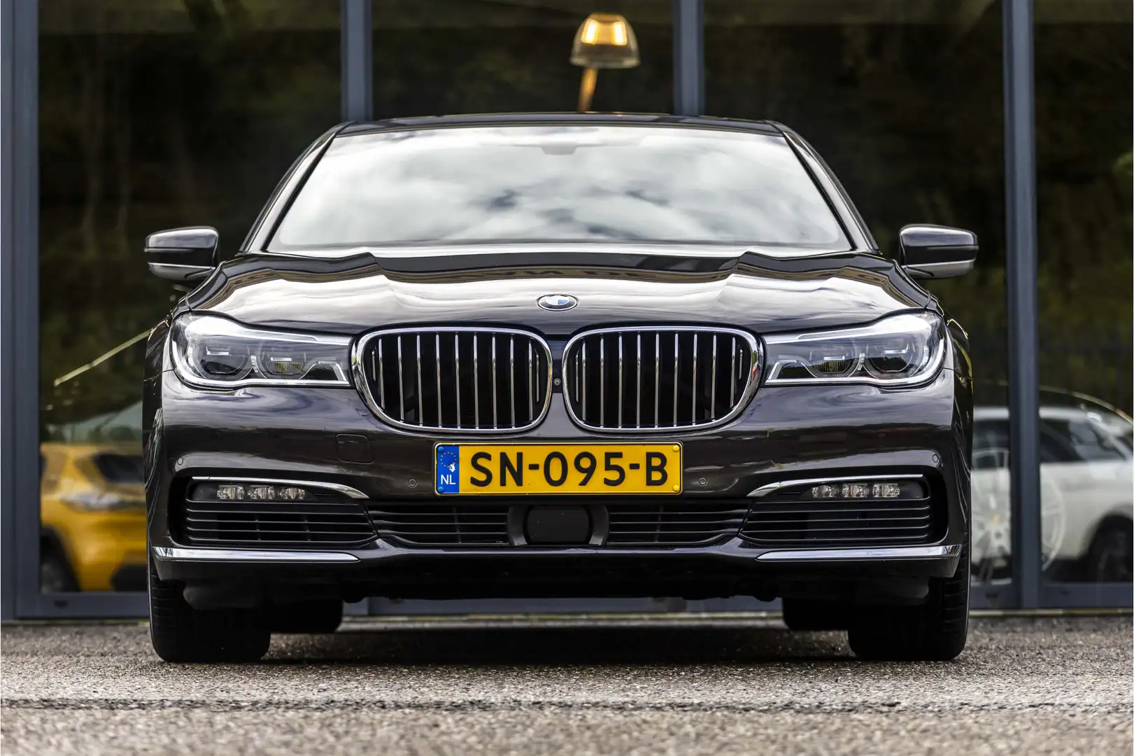 BMW 750 7-serie 750i xDrive High Executive Bruin - 2