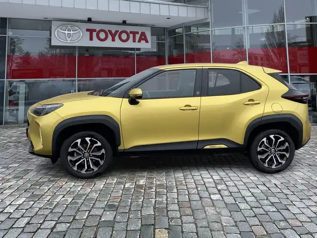 Toyota Yaris Cross view 3