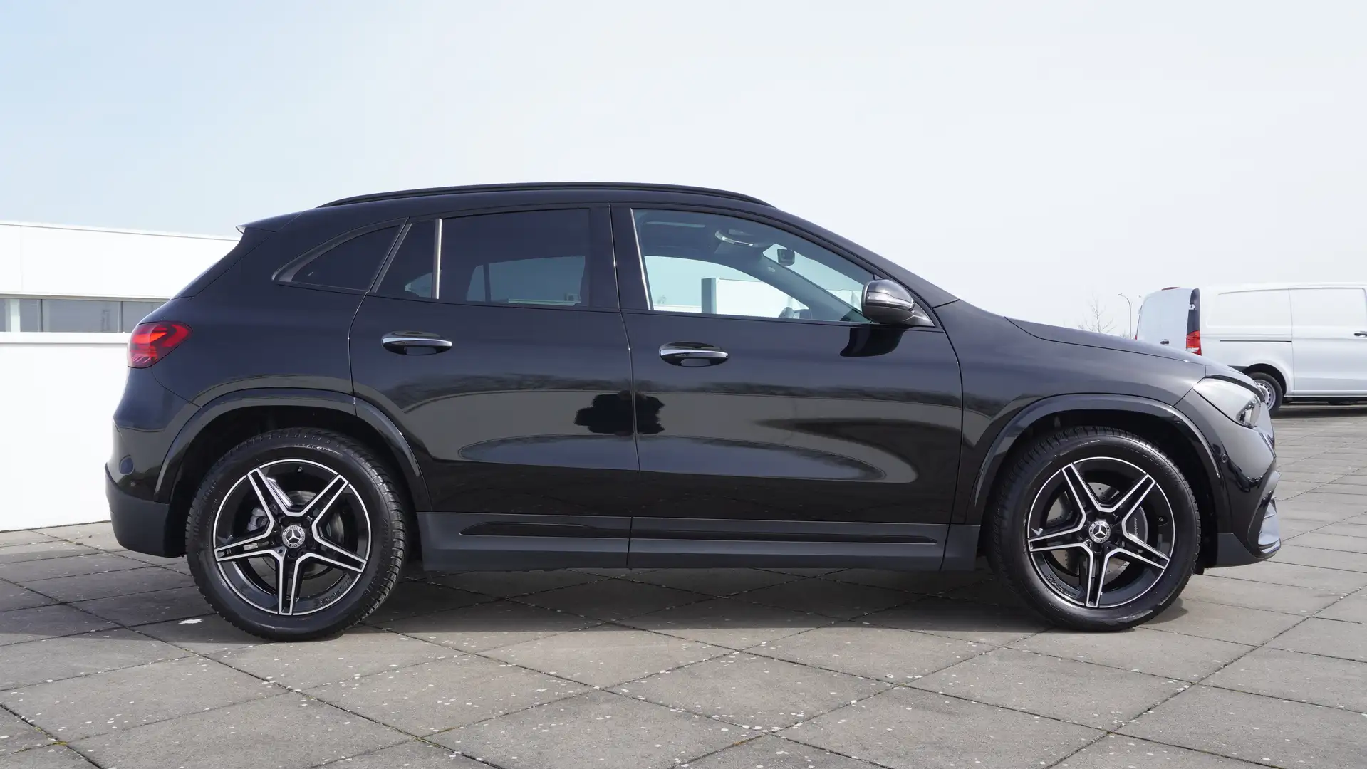 Mercedes-Benz GLA 200 AMG/DISTR PRO/AVANTGARDE/NIGHTPAK/PARKEERPAK CAM Zwart - 2