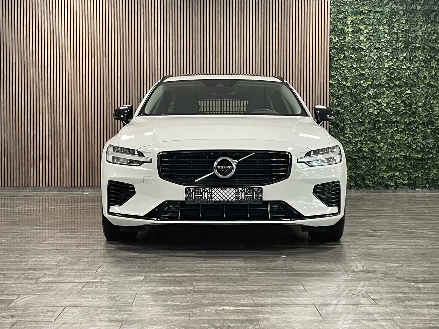 Volvo V60 T6 AWD Recharge R-Design | Schuifdak | Trekhaak | Weiß - 2