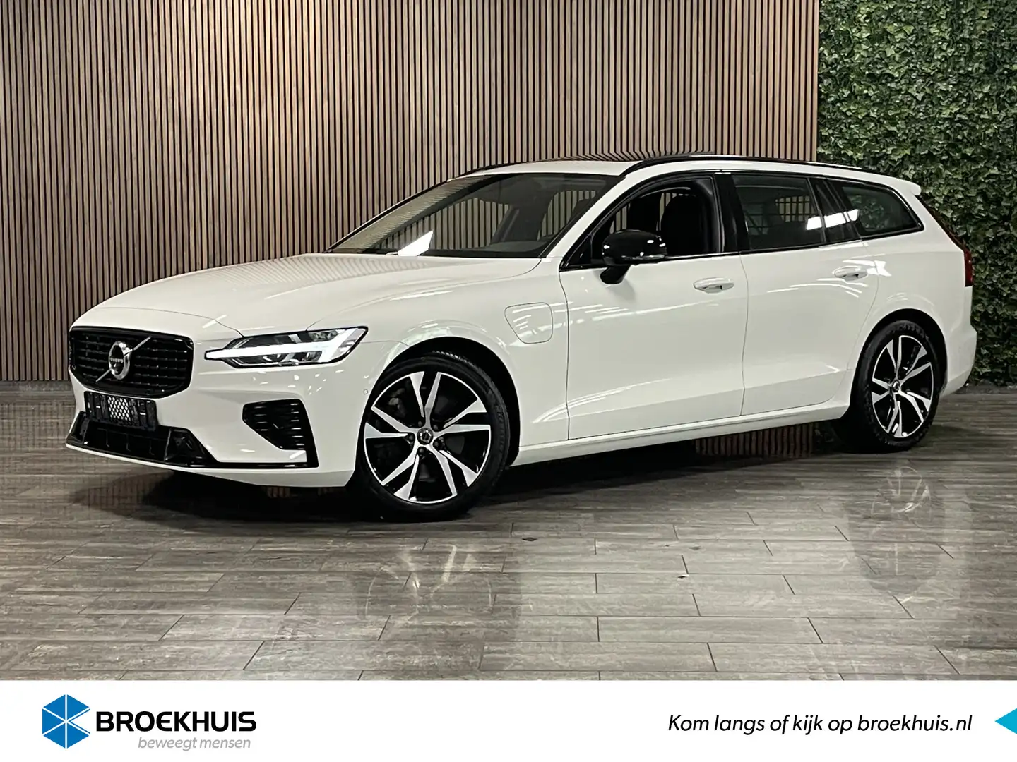 Volvo V60 T6 AWD Recharge R-Design | Schuifdak | Trekhaak | Weiß - 1
