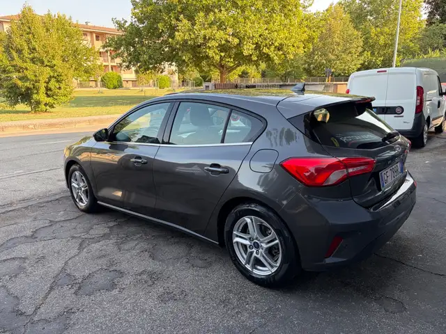 Ford Focus view 3