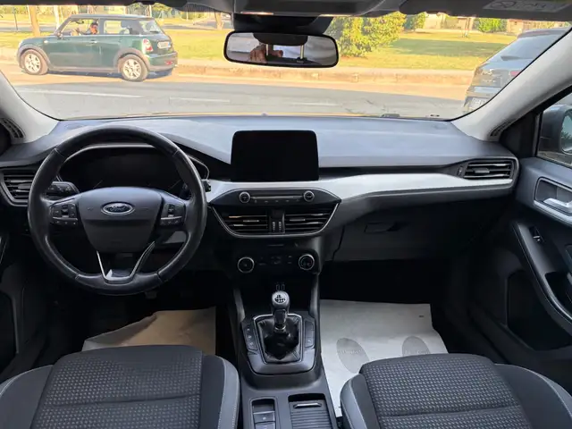 Ford Focus view 12