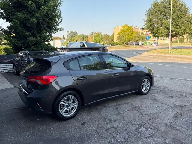 Ford Focus view 2