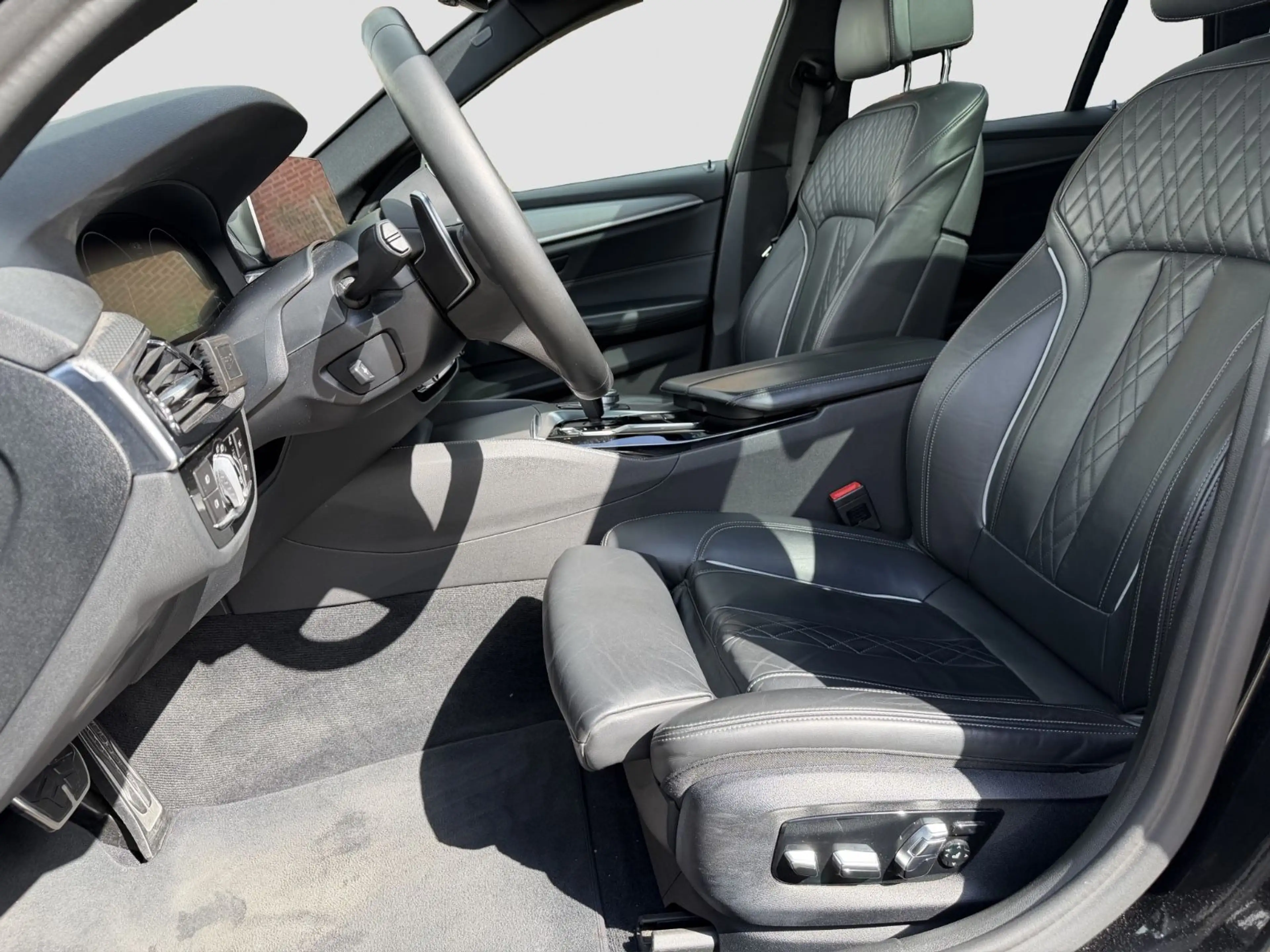 BMW 520 d M Sport/Panorama/Leder/Kamera/HUD/Scheckhe — photo 11