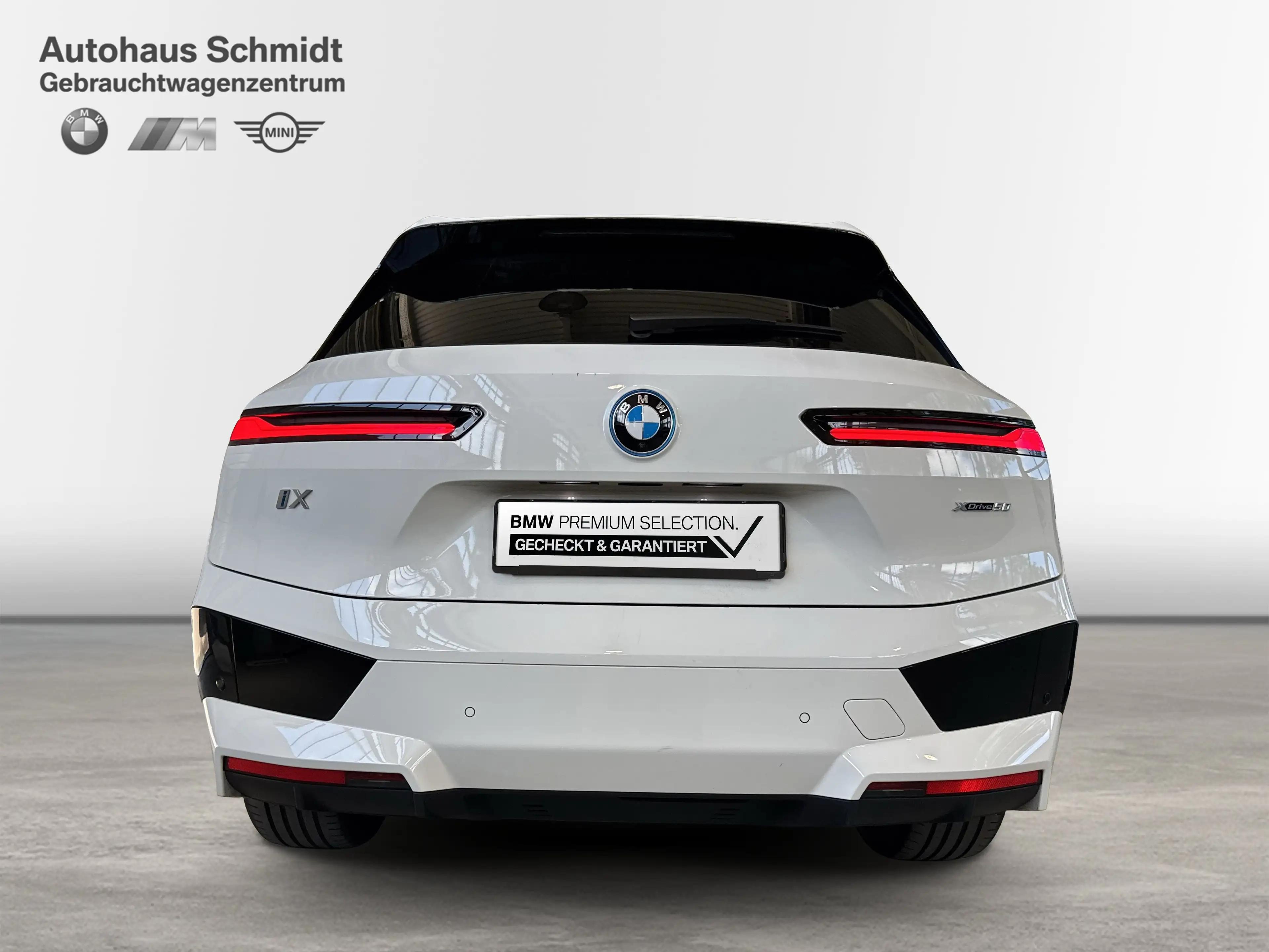 BMW iX xDrive50 — photo 4