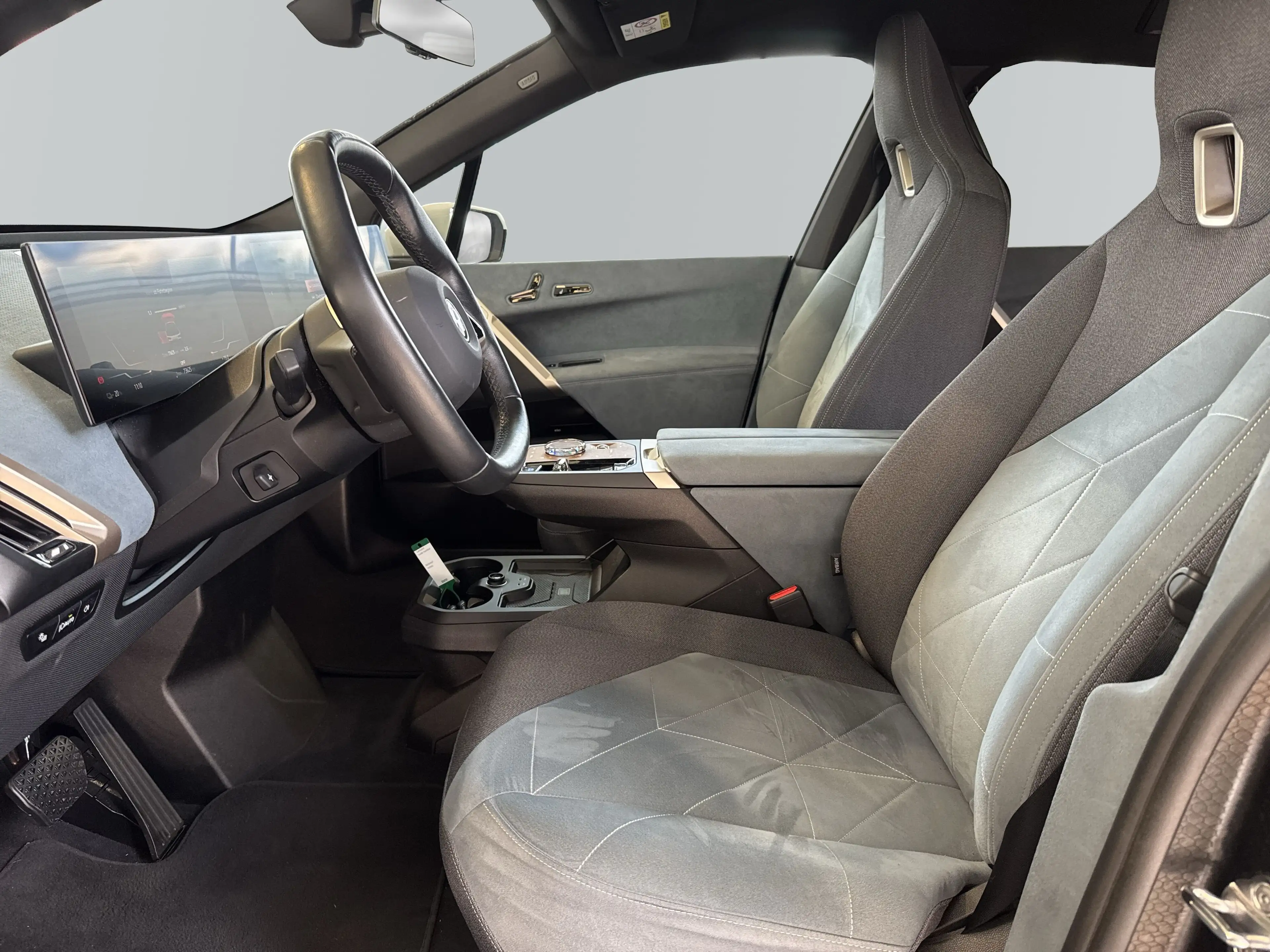 BMW iX xDrive50 — photo 8