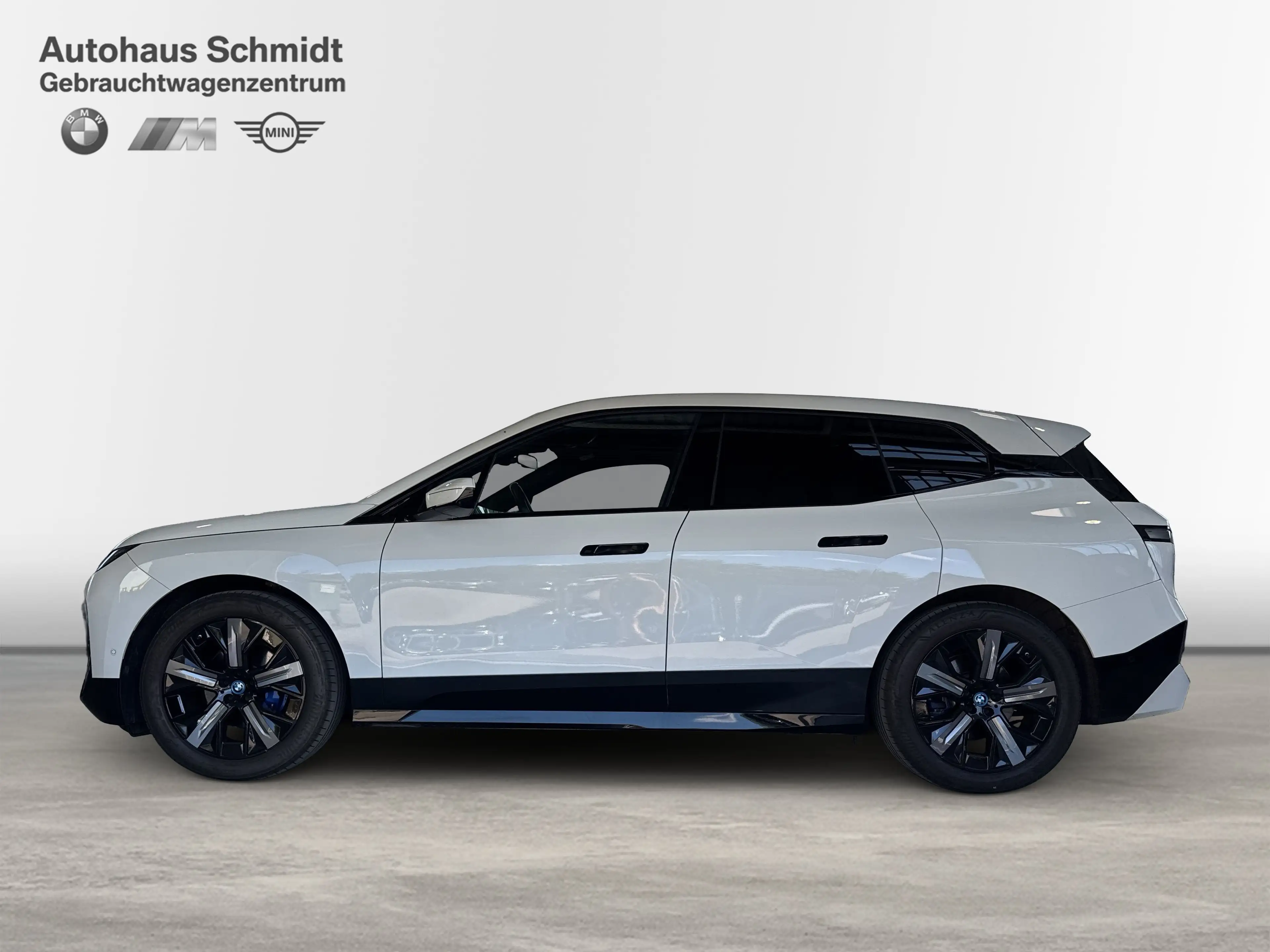 BMW iX xDrive50 — photo 2