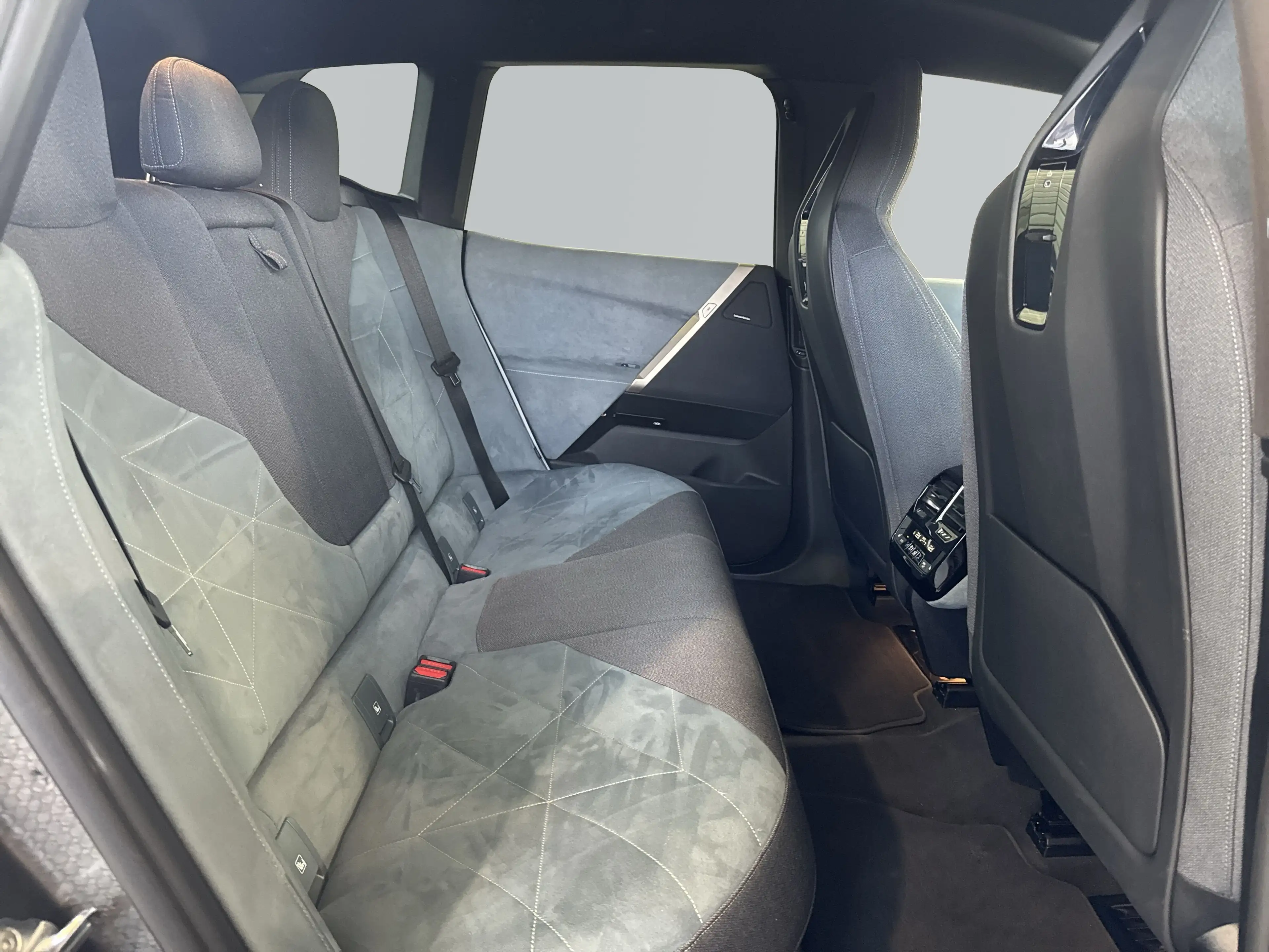 BMW iX xDrive50 — photo 10