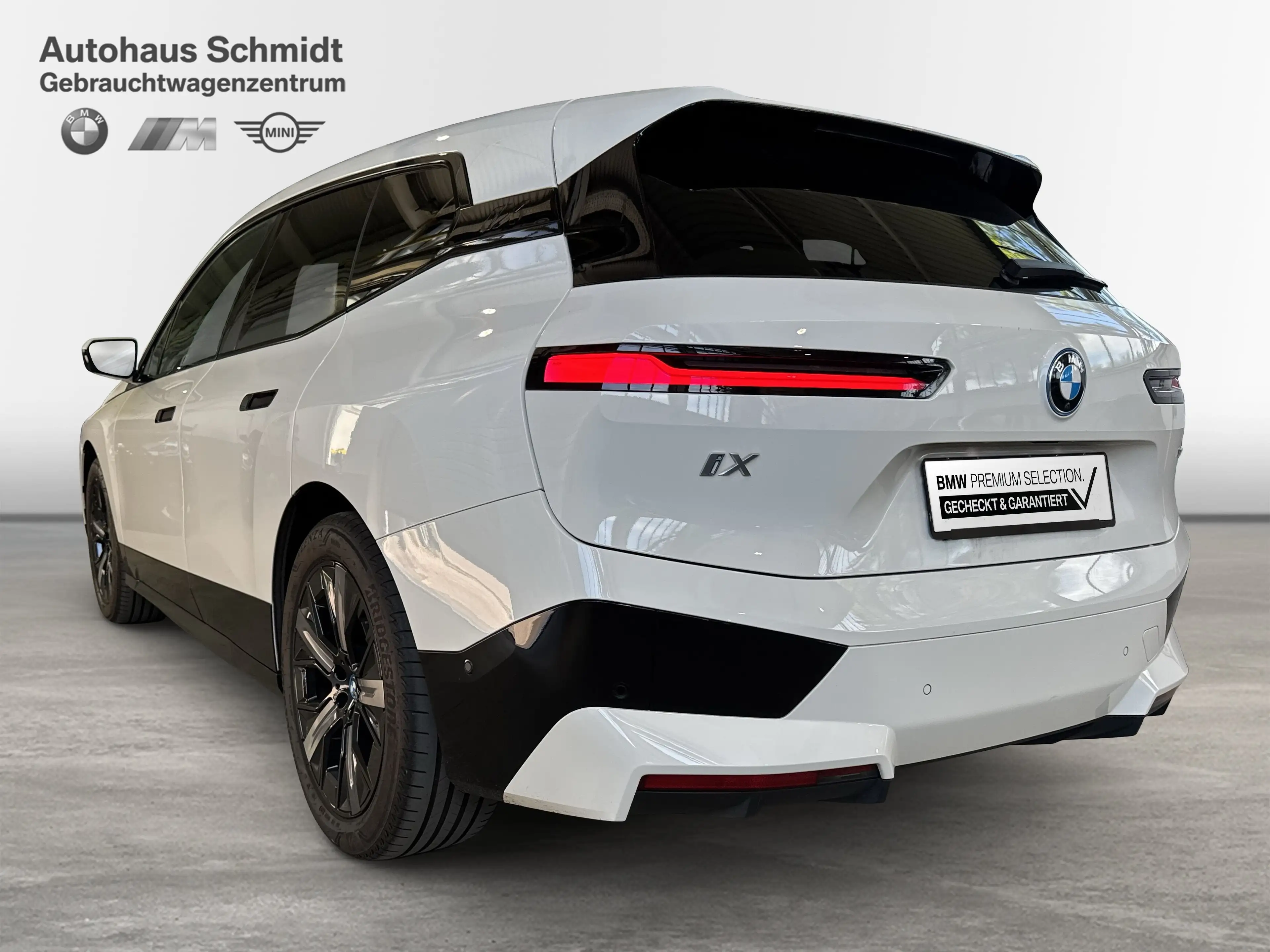 BMW iX xDrive50 — photo 3